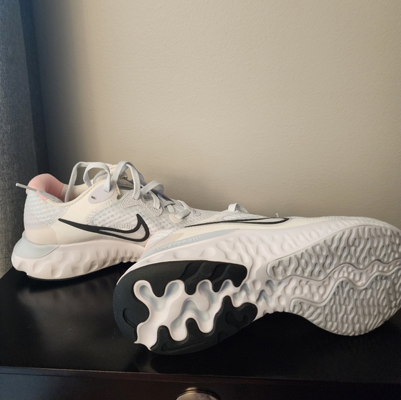 Nike running shoe - Picture 2 of 3